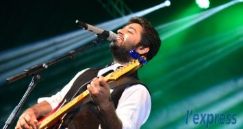 Le chanteur Arijit Singh a émerveillé l’assistance venue en grand nombre le dimanche 29 mars à Pailles. © Beekash Roopun