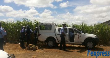 Les officiers de police se sont, une nouvelle fois, rendus devant les locaux de la Compagnie mauricienne de textile.