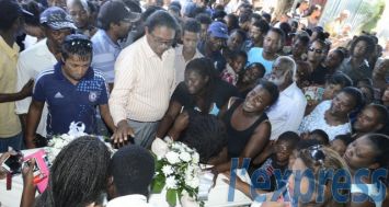 Des centaines d'anonymes ont tenu à rendre un dernier hommage à Eleana, âgée de 11 ans, lors de ses funérailles à Curepipe jeudi.
