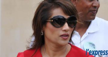 La justice mauricienne soupçonne Nandanee Soornack d’avoir effectué de gros transferts de fonds vers l’étranger et d’avoir transporté des sommes d’argent dans des valises lorsqu’elle a quitté le pays le 11 décembre dernier.