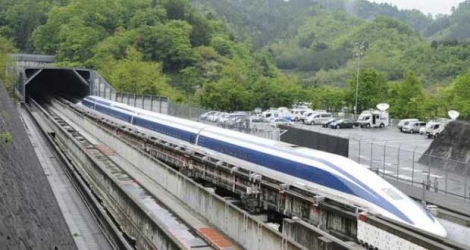 Un train expérimental à lévitation magnétique circule le 11 mai 2010 dans la région de Tsuru, 100 km à l'ouest de Tokyo