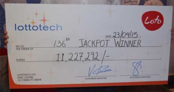 Un habitant du Nord a remporté Rs 11,2 millions en jouant au Loto. Il est venu récupérer son chèque ce jeudi 23 avril.