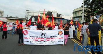Après une marche pacifique, plusieurs syndicalistes se sont rassemblés à la place taxi, à Beau-Bassin, ce vendredi 1er mai.