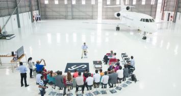 Le hangar du groupe Veiling (au centre le co-fondateur Nirvan Veerasamy lors d’une visite des lieux avec la presse durant la semaine) peut accueillir jusqu’à 4 avions. 