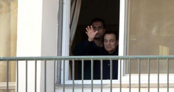 L'ex-président égyptien Hosni Moubarak salue ses soutiens, venus lui souhaiter un bon anniversaire, depuis sa chambre d'hôpital au Caire, le 4 mai 2015.