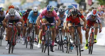 Le maillot rose du Tour d'Italie, l'Australien Michael Matthews, remporte la 3e étape au sprint, le 11 mai 2015 à Sestri Levante.