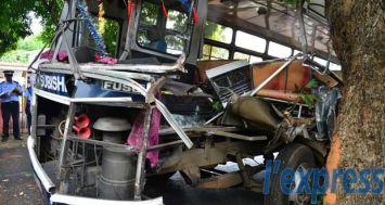 Un autobus a dérapé alors qu’il se trouvait à D’Epinay ce mardi 19 mai.  (Photos: Beekash Roopun)