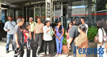 Jane Ragoo et des employés d’Airmate Ltd lors d’un point de presse devant les locaux d’Air Mauritius, à Port-Louis, ce mardi 19 mai.