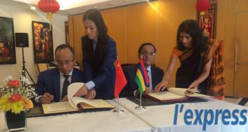 Vishnu Lutchmeenaraidoo en compagnie de Xing Lianjun, le Chairman de Shanxi JinFei Investment Co, lors de la signature d’un accord le jeudi 28 mai.