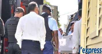 C’est sous forte escorte policière que les Rs 220 millions retrouvées au domicile de Navin Ramgoolam, et gardées jusqu’ici aux Casernes centrales, ont été transférées à la Banque de Maurice.