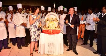 Employés et visiteurs «repeaters» de La Pirogue ont, ensemble, coupé le gâteau d’anniversaire pour les 39 ans de l’hôtel.