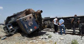 La locomotive renversée après l'accident entre un train et un camion qui a fait 17 morts à 60 kilomètres de Tunis, le 16 juin 2015.