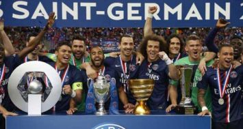 L'équipe du PSG exhibe les trophées remportés au cours de la saison, le 30 mai 2015 à l'issue de la finale de la Coupe de France face à Auxerre.