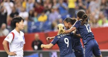 La joie des Françaises après le but d'Elodie Thomas contre la Corée du Suyd, le 21 juin 2015 au stade olympique de Montréal.