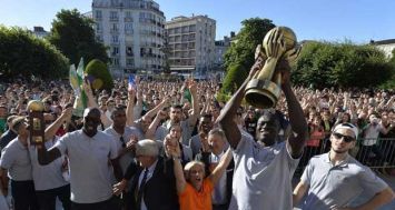 Les joueurs de Limoges fêtent leur titre de champion de France avec leur supporters, le 23 juin 2015 à Limoges.
