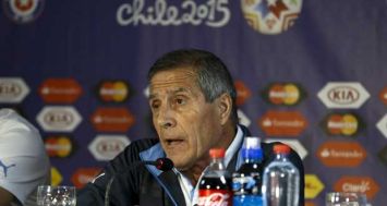 Le sélectionneur de l'Uruguay Oscar Tabarez en conférence de presse, le 23 juin 2015 à Santiago.