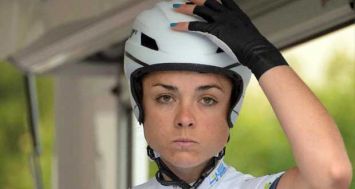 Audrey Cordon se prépare pour terminer 2e des Championnats de France de cyclisme contre la montre catégorie Elite, le 20 juin 2013 à Lannilis.