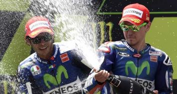 Les pilotes Yamaha Jorge Lorenzo et l'Italien Valentino Rossi (g) sur le podium après le GP de Catalogne, le 14 juin 2015 à Montmelo près de Barcelone.
