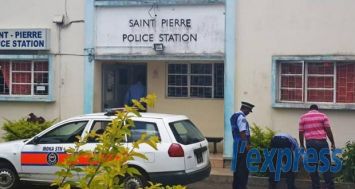 Une adolescente de 15 ans et sa mère se sont rendues au poste de police de Saint-Pierre pour porter plainte contre un jeune homme.