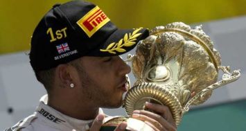 Le Britannique Lewis Hamilton (Mercedez) embrasse le trophée après sa victoire au GP de Grande-Bretagne, le 5 juillet 2015 à Silverstone.