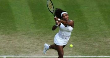 Serena Williams face à la Britannique Heather Watson au 3e tour de Wimbledon, le 3 juillet 2015.