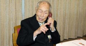 Le Japonais Sakari Momoi, doyen de l'humanité, dans un hôpital à Tokyo, le 13 septembre 2013.