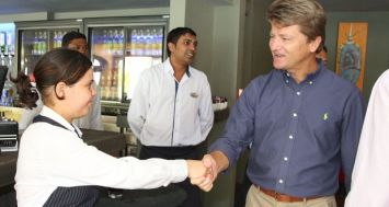 Le nouveau CEO Gilbert Espitalier-Noël a rencontré les employés du groupe New Mauritius Hotels après sa prise de fonction.