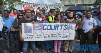  Manifestation des employés de Courts le 6 juin 2015 à Rose-Hill. Ils réclament la sauvegarde de leurs emplois.