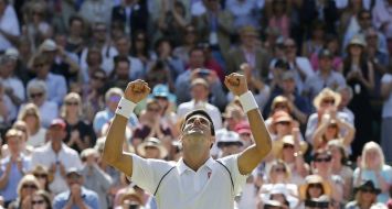 Novak Djokovic s’est qualifié pour sa quatrième finale à Wimbledon.