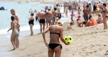 Une jeune femme sur la plage le 4 juillet 2015 à Argeles-sur-Mer.