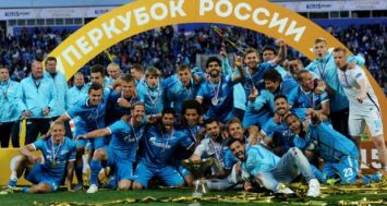 Les joueurs du Zenit posent avec le trophée de la Supercoupe de Russie remporté face au Lokomotiv Moscou, le 12 juillet 2015 à St-Pétersbourg.