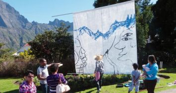 (Photo d'archives) Un artiste à l'oeuvre sous les yeux des visiteurs pendant la 9e édition du festival de Cilaos.