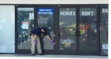 Des membres du FBI enquêtent près du centre de recrutement pour les marines à Chattanooga, au Tennessee le 17 juillet 2015. [Photo: AFP]