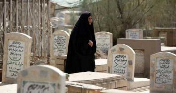 Une femme se rend sur les tombes de ses proches dans un cimetière de Bagdad le 17 juillet 2015 à la veille de l'Aïd el-Fitr qui marque la fin du mois du jeûne du ramadan. [Photo: AFP] 