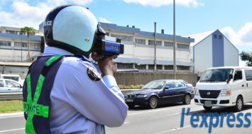 Comme à Roche-Bois hier, dimanche 26 juillet les policiers utilisent des «hand speed detectors» pour contrôler les excès de vitesse.