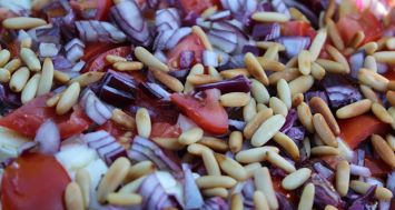  Véritables alliées santé, les graines peuvent facilement être ajoutées à des salades de toutes sortes.