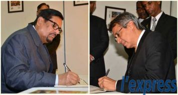 Showkutally Soodhun et Xavier-Luc Duval, entre autres, ont signé le livre de condoléances à la haute commission indienne, le mercredi 29 juillet.
