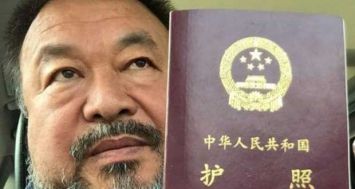 L'artiste chinois Ai Weiwei, le 22 juillet 2015 à Pékin pose avec son passeport qui vient de lui être rendu.