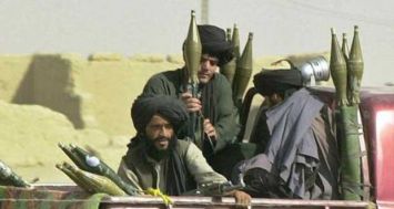 Des talibans gardent le côté afghan de la frontière à Chaman, à la frontière avec le Pakistan, le 28 octobre 2001.