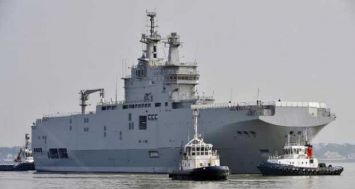 Un navire de guerre Mistral, le 16 mars 2015, dans le port de Saint-Nazaire. [Photo: AFP] 