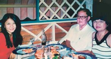 Sharon Lam Po Tang (à g.), en compagnie de ses parents, à l’occasion d’un dîner d’anniversaire pour Gary Lam Po Tang. (Droits réservés)