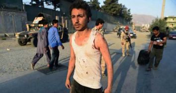 Un Afghan blessé lors d'un attentat au camion piégé le 7 août 2015 à Kaboul. 