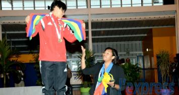 L’haltérophile mauricienne Roilya Ranaivosoa n’a pas eu le droit d’exhiber notre quadricolore lors de la cérémonie protocolaire. Pour rappel, elle a décroché trois médailles d’or...