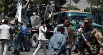Des forces de sécurité afghanes contrôlent un véhicule détruit après une explosion près de l'entrée de l'aéroport de Kaboul, le 10 août 2015. [Photo: AFP] 
