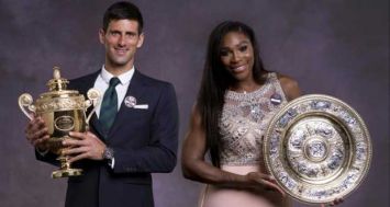 Serbe Novak Djokovic et de l'Américaine Serena Williams, posant avec leur trophée, après leur victoire à Wimbledon, le 12 juillet 2015.