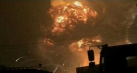 Capture d'image de la CCTV (China Central Television) montrant le ciel enflammé de Tianjin le 13 août 2015, à la suite des explosions qui ont fait des ravages et provoqué des dizaines de morts dans ce port industriel du nord-est de la Chine. [Photo: AFP] 