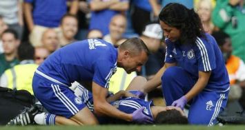 Le médecin de Chelsea, Eva Carneiro (d) et le physiothérapeute Jon Fearn (g) examinent Eden Hazard sur la pelouse de Stamford Bridge, en match de Premier League contre Swansea, le 8 août 2015. [Photo: AFP] 