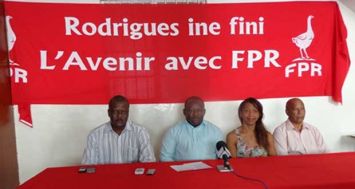 Christian Agathe et les membres du Front patriotique rodriguais lors d’une conférence de presse le mardi 11 août, à Port-Mathurin. 