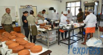 Des détenues de la prison de Beau-Bassin confectionnant des gâteaux pour la fête de l’Assomption.