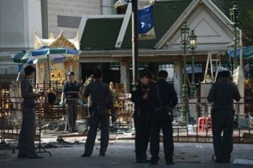 La police thaïlandaise enquêtant le 18 août sur les lieux de l’attentat qui a fait au moins 21 morts et plus de 120 blessés la veille à Bangkok.